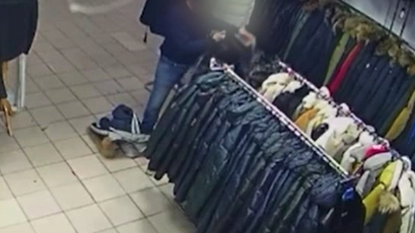 Посетитель магазина в Астане одел куртку с витрины на себя и ушел, не заплатив