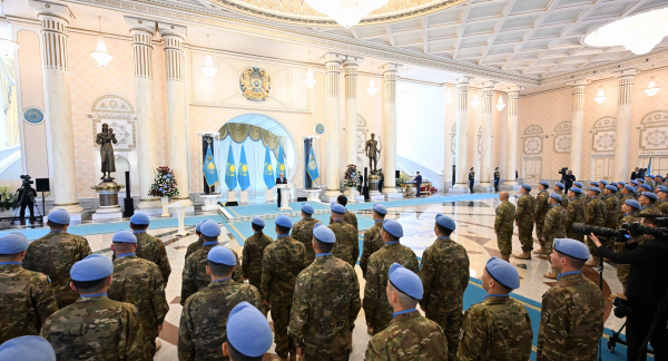 Токаев наградил казахстанских миротворцев