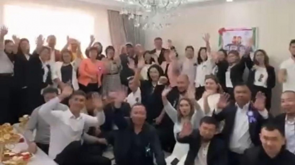 Выпускники подарили 3-комнатную квартиру учителю в Жанаозене (видео)