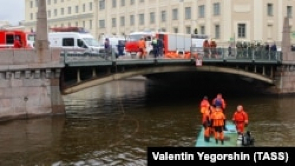 В Петербурге в реку упал пассажирский автобус. Среди погибших, по данным СМИ, — уроженка Казахстана