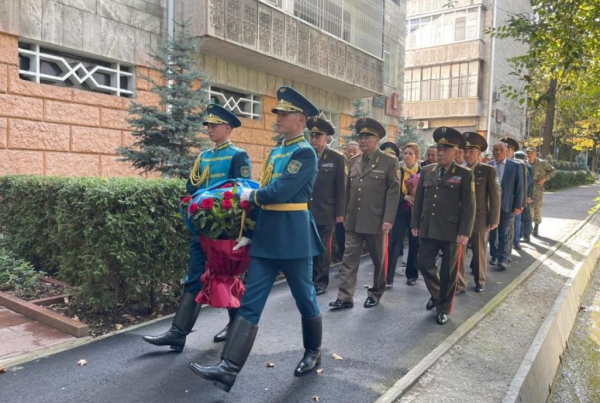 В Алматы прошла памятная акция в честь первого министра обороны Казахстана
