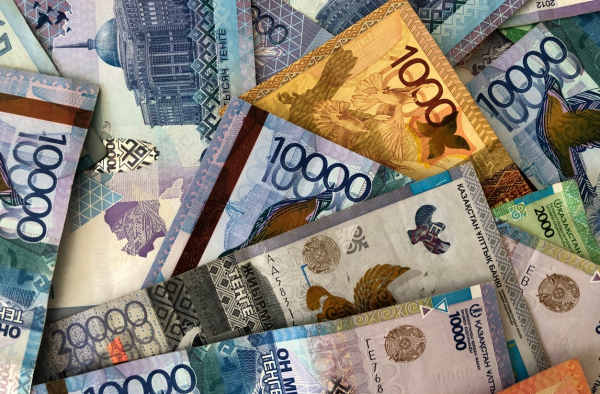Нефть дешевеет, а тенге падает: финансовые рынки бьют по карманам