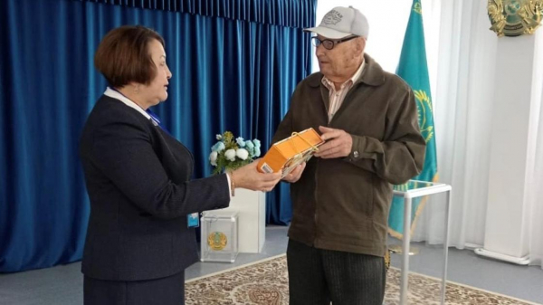 100-летний ветеран проголосовал на референдуме в Акмолинской области