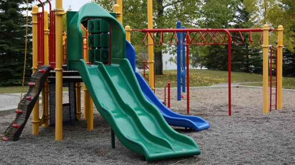Женщина ударила чужого ребенка на детской площадке в Актау