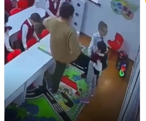 Пнувшую ребенка учительницу уволили в Атырау