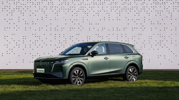 Hongqi представила новый гибридный кроссовер HS6
