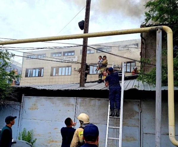 Пожарные эвакуировали 12 человек из горящего здания в Алматы