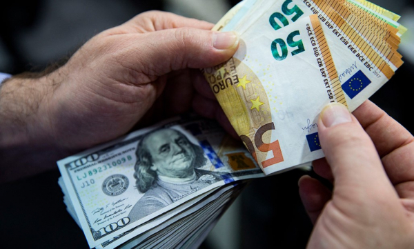 EUR/USD корректируется: розничные продажи в еврозоне разочаровывают
