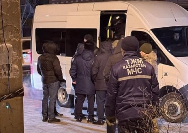 В Актобе неизвестный проник в дом и захватил заложников  