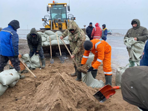 Военнослужащие бригады теробороны ЗКО участвуют в эвакуации жителей
