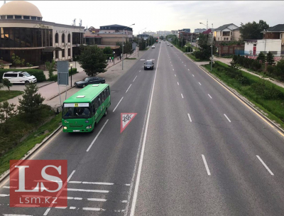 Казахстанцы пересаживаются с такси на автобусы