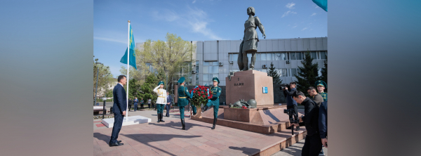 Ерлан Карин возложил цветы к памятнику легендарной героине