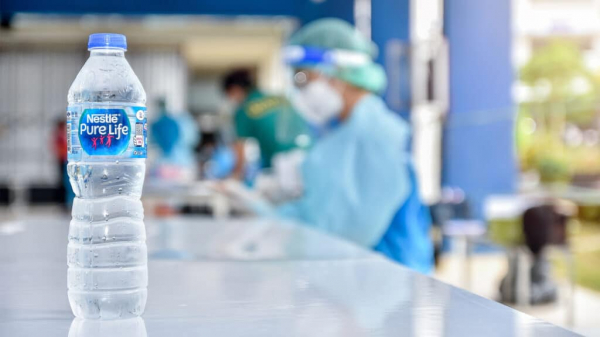 Nestle обвинили в продаже воды с фекальными бактериями